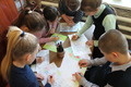 Дети готовят рисунки к выставке